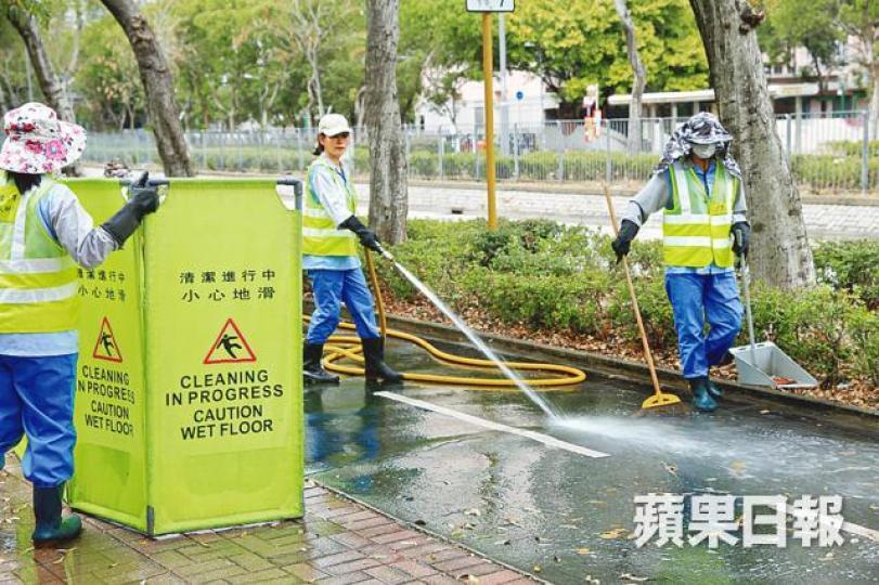 ■食環清潔工昨於華明邨一帶「洗太平地」。梁瑞帆攝 ■食環清潔工昨於華明邨一帶「洗太平地」。梁瑞帆攝