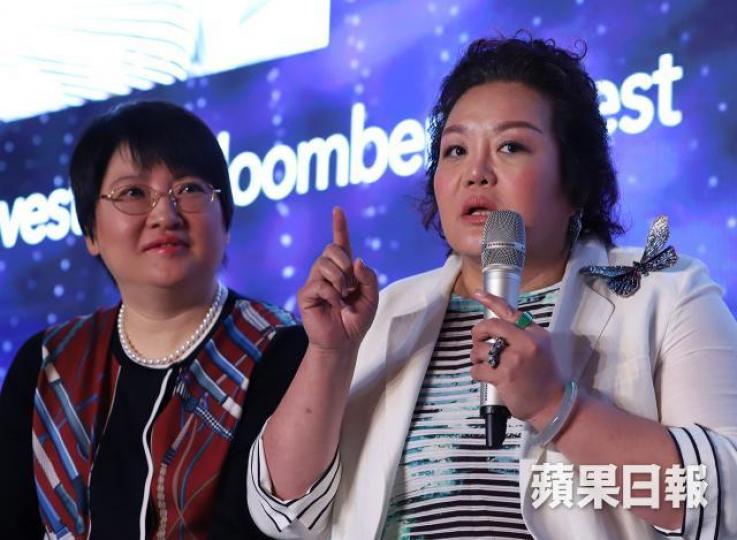 ■劉央(右)指現在光說價值投資已沒有意義,近數年都是靠趨勢投資賺錢。譚德潤攝 ■劉央(右)指現在光說價值投資已沒有意義,近數年都是靠趨勢投資賺錢。譚德潤攝