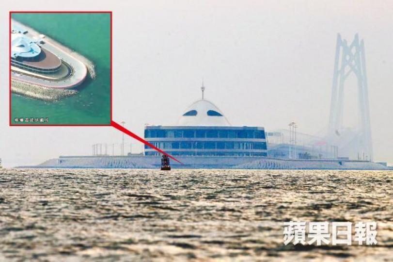■港珠澳橋西人工島島頭中央只有一層弱波石僅僅露出水面,形同出現缺口(小圖)。馬泉崇攝■從西人工島設計圖可見,島頭位置的弱波石應整齊排列。 ■港珠澳橋西人工島島頭中央只有一層弱波石僅僅露出水面,形同出現缺口(小圖)。馬泉崇攝■從西人工島設計圖可見,島頭位置的弱波石應整齊排列。