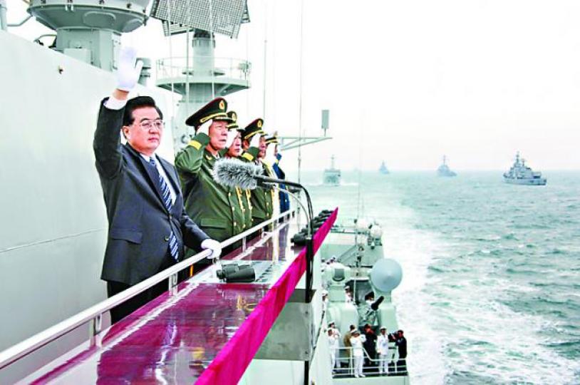 ■胡錦濤2009年在青島出席海上閱兵。習近平 ■胡錦濤2009年在青島出席海上閱兵。習近平