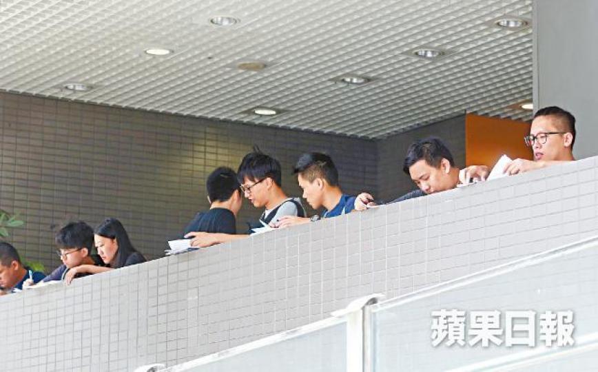 ■房委會客務中心昨全程逼爆,大批申請人於中心各處填寫申請表。馬泉崇攝 ■房委會客務中心昨全程逼爆,大批申請人於中心各處填寫申請表。馬泉崇攝