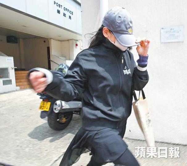 ■被告鄒敏儀昨散庭後戴上口罩及帽子匆匆離開。黃耀興攝 ■被告鄒敏儀昨散庭後戴上口罩及帽子匆匆離開。黃耀興攝