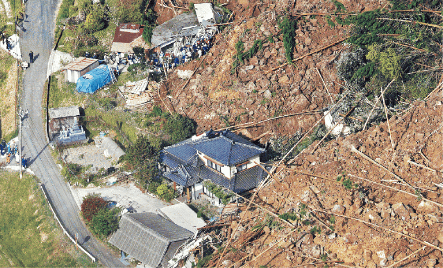 ■中津山泥傾瀉現場,多間房屋被掩埋。路透社 ■中津山泥傾瀉現場,多間房屋被掩埋。路透社
