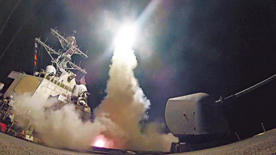 ■美軍去年以59枚戰斧巡航導彈空襲敍利亞一空軍基地,懲罰他們使用化武。美聯社 ■美軍去年以59枚戰斧巡航導彈空襲敍利亞一空軍基地,懲罰他們使用化武。美聯社
