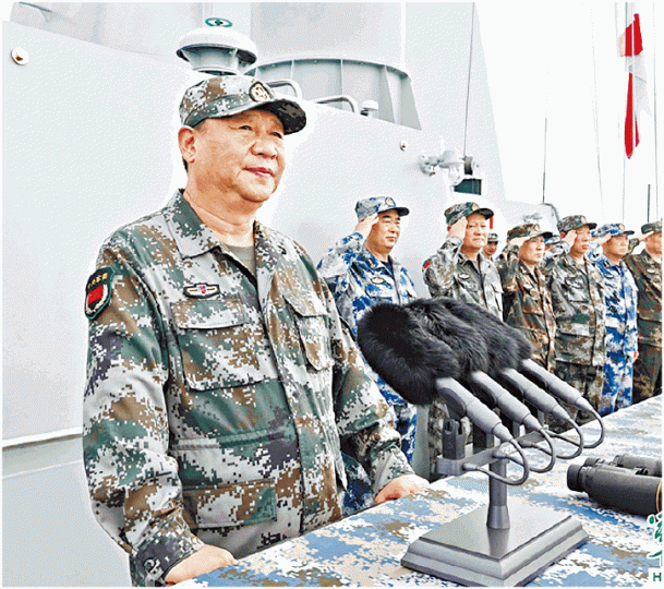 ■身穿迷彩服的習近平昨在南海閱兵時發表講話。