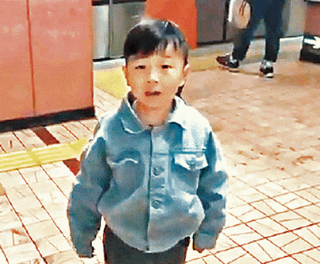 ■李文足昨帶兒子搭地鐵。 ■李文足昨帶兒子搭地鐵。