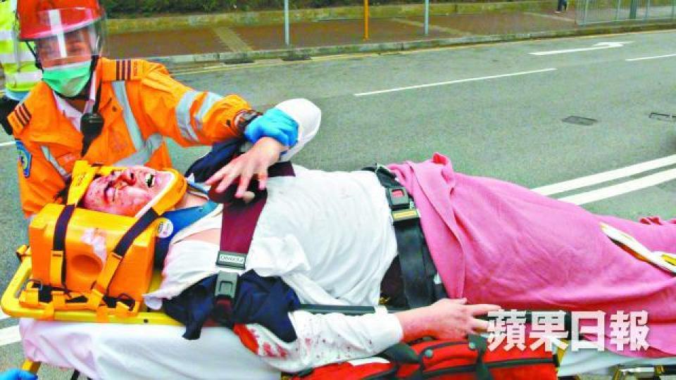 ■受傷男學生頭臉浴血,送院時神情痛苦。黃麗英攝■男生被客貨車撞飛致頭撼的士,的士車門留有血迹。 ■受傷男學生頭臉浴血,送院時神情痛苦。黃麗英攝■男生被客貨車撞飛致頭撼的士,的士車門留有血迹。
