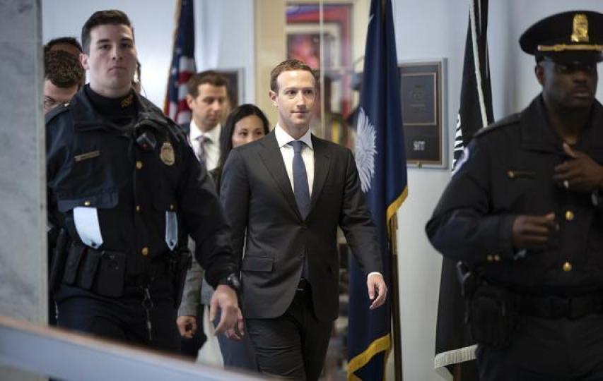 ■fb教主朱克伯格雖然被議員炮轟,但其妙絕的解話沒有令fb股價再下插。資料圖片 ■fb教主朱克伯格雖然被議員炮轟,但其妙絕的解話沒有令fb股價再下插。資料圖片