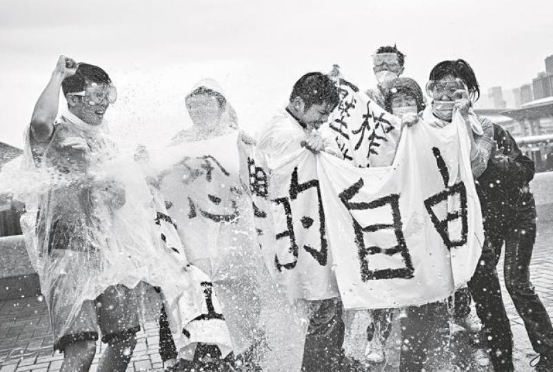 ■《中英街1號》入圍烏甸尼電影節競賽部份,但暫時在港上映無期。劇照■杜汶澤對於《空手道》能角逐大獎感到榮幸。劇照 ■《中英街1號》入圍烏甸尼電影節競賽部份,但暫時在港上映無期。劇照■杜汶澤對於《空手道》能角逐大獎感到榮幸。劇照