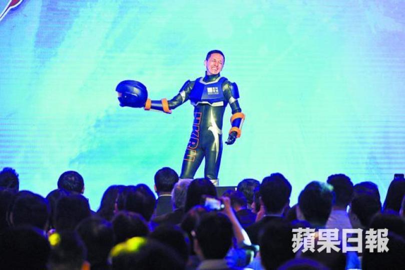 ■楊主光以類似鐵甲奇俠嘅「殺價超人」造型出場,件衫都相當緊身。 ■楊主光以類似鐵甲奇俠嘅「殺價超人」造型出場,件衫都相當緊身。