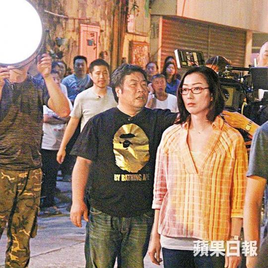 【認真入戲】■Sammi在戲中的角色比較哀怨,全程處於呆萌狀態。【細心聆聽】■Sammi在等候拍攝時,細心聆聽工作人員的指導。【父女對望】■阿B與Sammi這對「父女」拍攝時甚有默契。【學舞火龍】■阿B拍攝前一直跳跳紮保持活力舞龍。■《聖荷西謀殺案》預計在今年上映。■Sammi與佟大為連拍兩部戲,其中一部是《午夜慢車》。劇照■Sammi與白百何有份拍攝的《8個女人1台戲》亦會在今年上映。 【認真入戲】■Sammi在戲中的角色比較哀怨,全程處於呆萌狀態。【細心聆聽】■Sammi在等候拍攝時,細心聆聽工作人員的指導。【父女對望】■阿B與Sammi這對「父女」拍攝時甚有默契。【學舞火龍】■阿B拍攝前一直跳跳紮保持活力舞龍。■《聖荷西謀殺案》預計在今年上映。■Sammi與佟大為連拍兩部戲,其中一部是《午夜慢車》。劇照■Sammi與白百何有份拍攝的《8個女人1台戲》亦會在今年上映。
