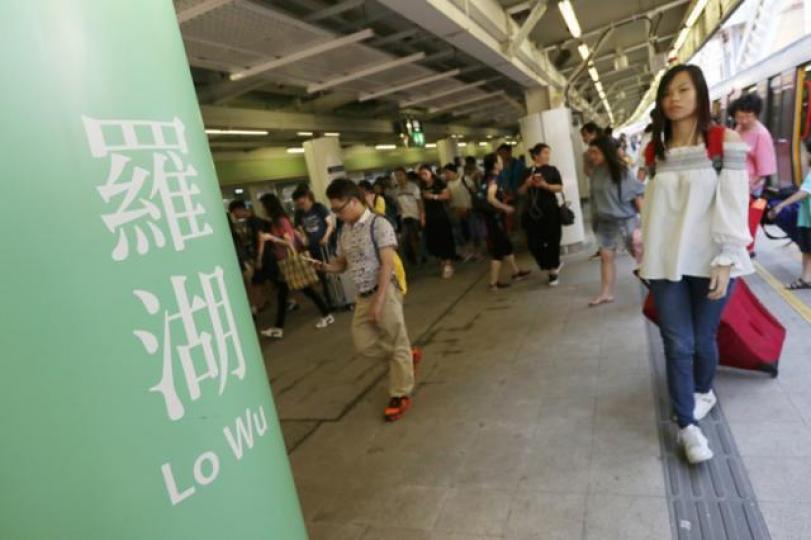 ■北上唔再係阿叔專利,00後放假都會上深圳吃喝玩樂。資料圖片 ■北上唔再係阿叔專利,00後放假都會上深圳吃喝玩樂。資料圖片