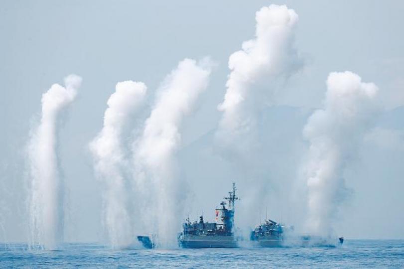 ■台灣昨展開海軍演習,假想敵方的艦機意圖侵犯領海、領空,並以特攻部隊意圖搶奪破壞宜蘭蘇澳港的重要防護目標,軍艦發射干擾彈,模擬發射反艦飛彈。 路透社■蔡英文上任後首登艦視察軍演。 美聯社 ■台灣昨展開海軍演習,假想敵方的艦機意圖侵犯領海、領空,並以特攻部隊意圖搶奪破壞宜蘭蘇澳港的重要防護目標,軍艦發射干擾彈,模擬發射反艦飛彈。 路透社■蔡英文上任後首登艦視察軍演。 美聯社