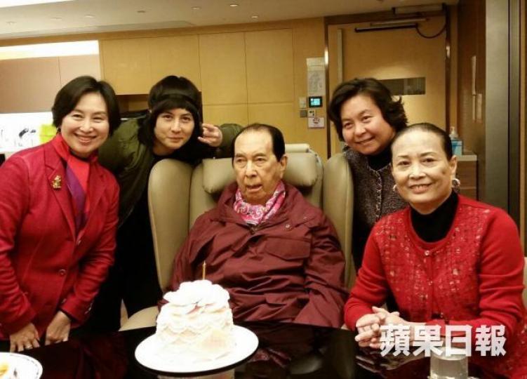 ■二房藍瓊纓一家曾為賭王何鴻燊慶祝生日。 ■二房藍瓊纓一家曾為賭王何鴻燊慶祝生日。