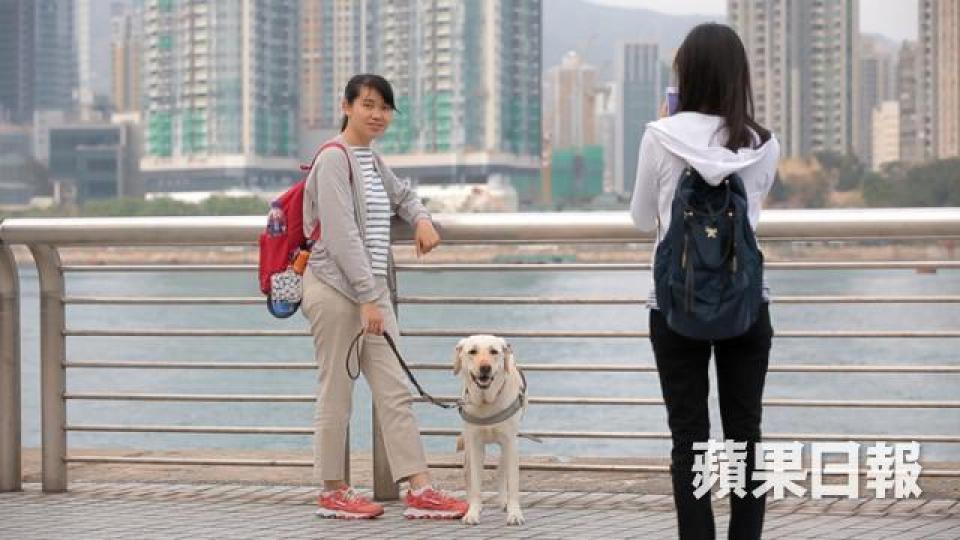 Joby(左)會出聲讓朋友耀允朝她的方向拍攝。(陳海威攝)iPad內置發聲功能,幫助Joby剪片,但她仍需健視者幫忙告知畫面內容。(陳海威攝)即使用Google導航功能,她們仍會迷路,例如以為到達十分瀑布後拍照,回港後才知背景並非瀑布。圖左為真正的十分瀑布景色。雖然自己看不到,但Joby仍將影片和相片在網上分享,讓其他人知道,許多事情視障人士也做得到。(受訪者提供) Joby(左)會出聲讓朋友耀允朝她的方向拍攝。(陳海威攝)iPad內置發聲功能,幫助Joby剪片,但她仍需健視者幫忙告知畫面內容。(陳海威攝)即使用Google導航功能,她們仍會迷路,例如以為到達十分瀑布後拍照,回港後才知背景並非瀑布。圖左為真正的十分瀑布景色。雖然自己看不到,但Joby仍將影片和相片在網上分享,讓其他人知道,許多事情視障人士也做得到。(受訪者提供)