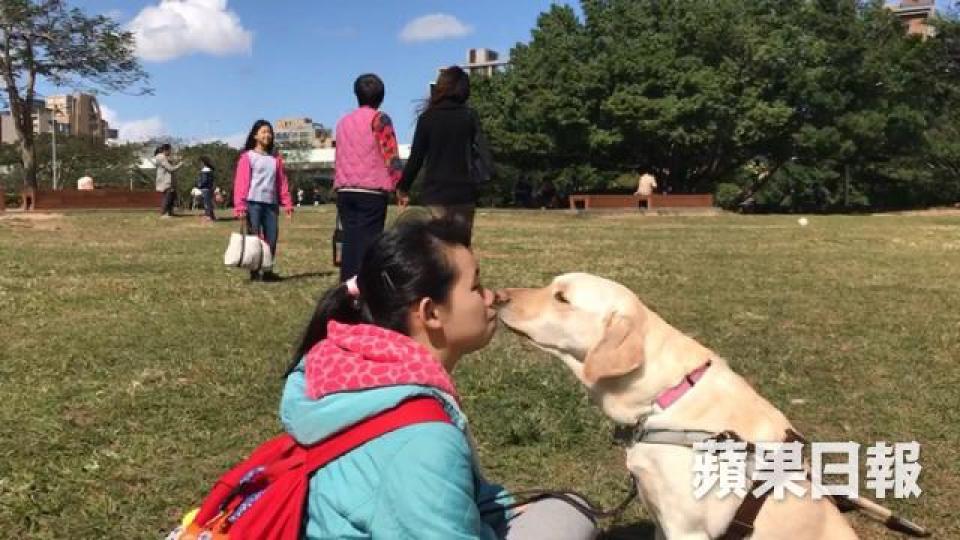 Joby說在台灣帶導盲犬去所有景點都暢通無阻,而且許多公園都容許遛狗。(受訪者提供)Joby表示,在香港帶導盲犬外出易引人圍觀,但在台灣則不會,令她感到自在。(陳海威攝)台灣的餐廳侍應和店舖職員不會質疑Joby和朋友的視障問題,還主動提供協助,例如讀餐牌。(受訪者提供)台北捷運站(地鐵站)提供引導服務,帶視障人士由入閘、乘車至出閘。(受訪者提供) Joby說在台灣帶導盲犬去所有景點都暢通無阻,而且許多公園都容許遛狗。(受訪者提供)Joby表示,在香港帶導盲犬外出易引人圍觀,但在台灣則不會,令她感到自在。(陳海威攝)台灣的餐廳侍應和店舖職員不會質疑Joby和朋友的視障問題,還主動提供協助,例如讀餐牌。(受訪者提供)台北捷運站(地鐵站)提供引導服務,帶視障人士由入閘、乘車至出閘。(受訪者提供)
