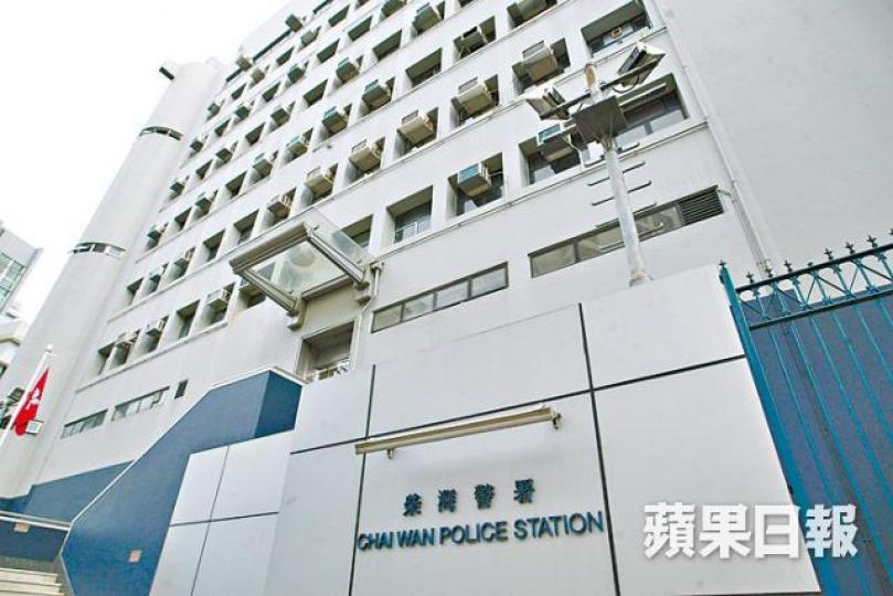 ■兩名警員於柴灣警署偷取妓女3,000元斷正被捕。 ■兩名警員於柴灣警署偷取妓女3,000元斷正被捕。