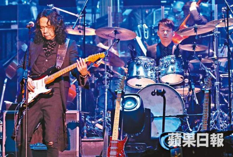 ■Joey(左)與Ricky在台上忘我地演奏,掀起高潮。■戴夢夢現身台下撐男友Ricky場。 ■Joey(左)與Ricky在台上忘我地演奏,掀起高潮。■戴夢夢現身台下撐男友Ricky場。