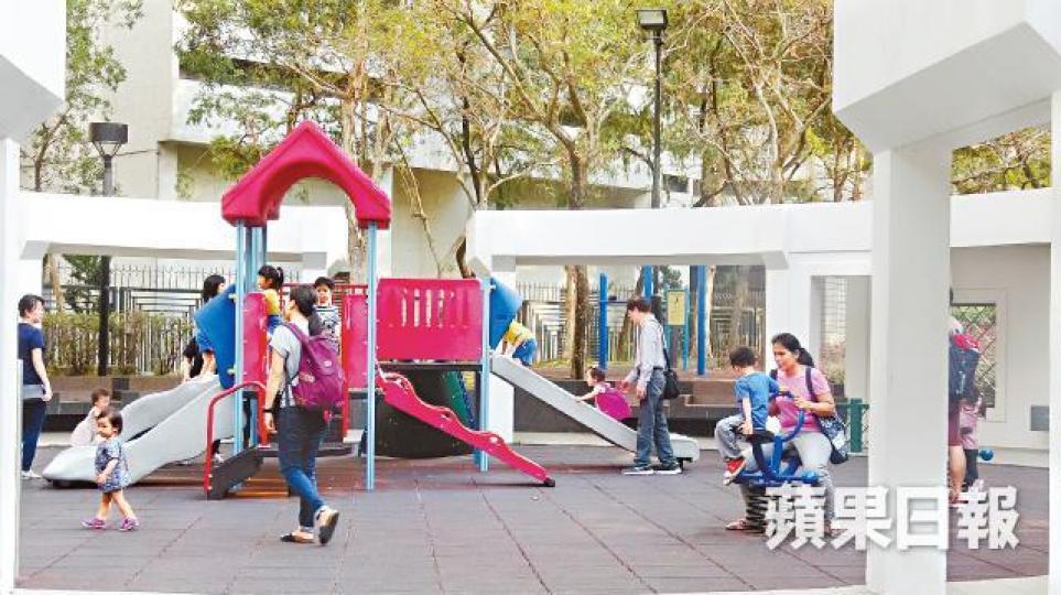 ■麗港公園有不少孩童玩耍,家長表示會留意疑人。姜偉康攝 ■麗港公園有不少孩童玩耍,家長表示會留意疑人。姜偉康攝