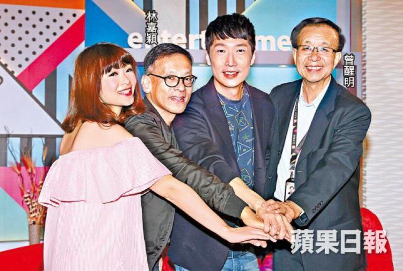 ■馬浚偉(右二)昨到亞視錄影時喜遇舊同事。 ■馬浚偉(右二)昨到亞視錄影時喜遇舊同事。
