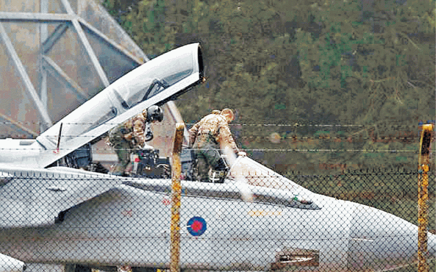 ■英軍戰機機師返回諾福克的基地,為攻擊敍利亞作準備。 ■英軍戰機機師返回諾福克的基地,為攻擊敍利亞作準備。