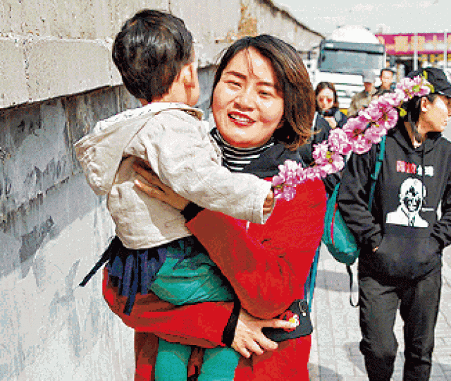■李文足和兒子。 ■李文足和兒子。