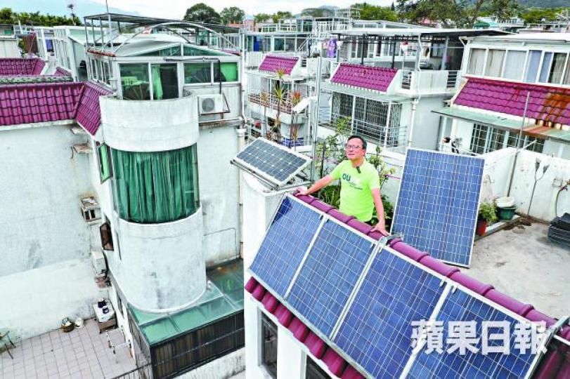 ■陳榮禮2008年已在住所屋頂安裝太陽能發電系統,是使用再生能源的先行者。許頌明攝■除了天台,陳榮禮也在住所外牆安裝太陽能發電系統。 ■陳榮禮2008年已在住所屋頂安裝太陽能發電系統,是使用再生能源的先行者。許頌明攝■除了天台,陳榮禮也在住所外牆安裝太陽能發電系統。