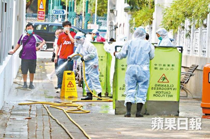 ■衞生署及漁護署職員昨穿着全套保護衣物到旺角雀鳥花園清洗及消毒。 ■衞生署及漁護署職員昨穿着全套保護衣物到旺角雀鳥花園清洗及消毒。