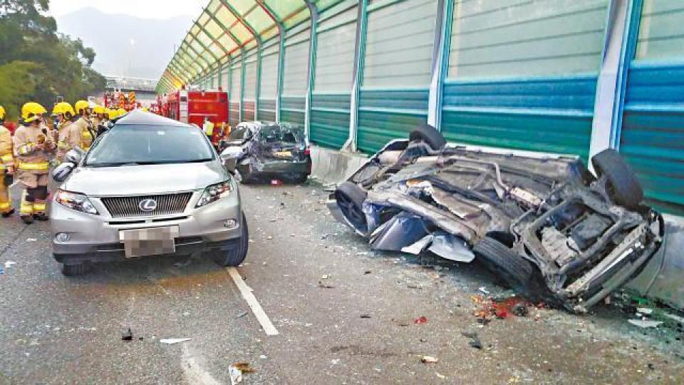 ■被警方追截的七人車因收掣不及撞向前車並翻側,涉事司機和乘客雙亡。 ■被警方追截的七人車因收掣不及撞向前車並翻側,涉事司機和乘客雙亡。