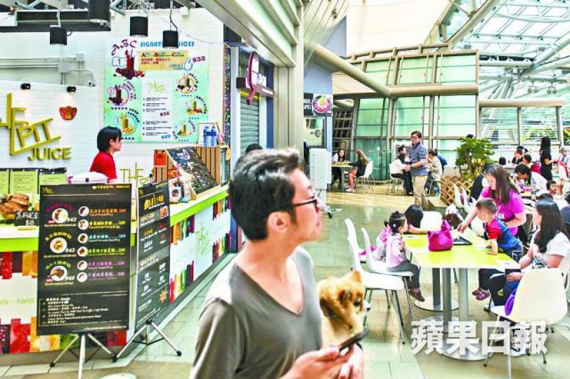 ■美食廣場於假期人流不俗，場面較熱鬧。