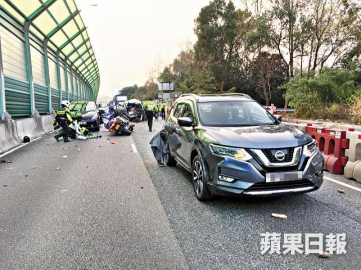 ■今年2月,警方在粉嶺公路追截涉違例車輛時,截停市民車輛作路障。涂謹申 ■今年2月,警方在粉嶺公路追截涉違例車輛時,截停市民車輛作路障。涂謹申