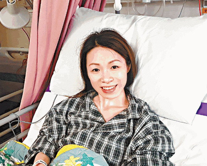 ■堅強媽媽穎楠答謝市民支持,她日前嘗試落床,但不久已暈眩需返回床上。家人提供圖片■上月19日,帶着兩歲女兒的穎楠在葵涌不幸被私家車撞斷腳。 ■堅強媽媽穎楠答謝市民支持,她日前嘗試落床,但不久已暈眩需返回床上。家人提供圖片■上月19日,帶着兩歲女兒的穎楠在葵涌不幸被私家車撞斷腳。