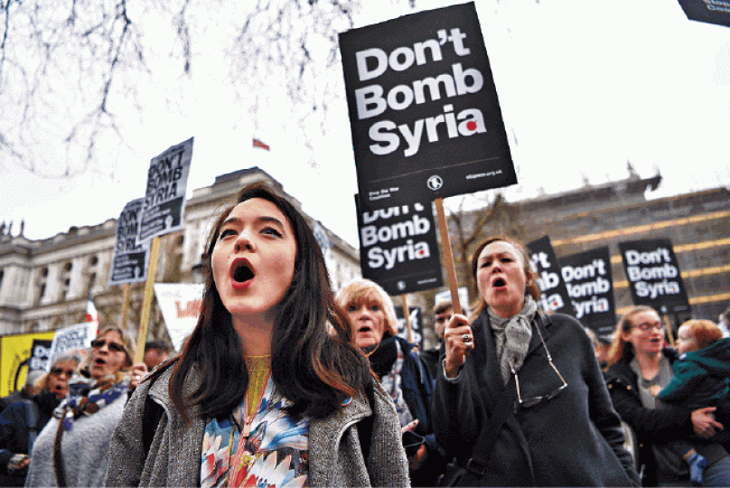 ■英國倫敦有示威者反對聯軍空襲敍利亞。法新社 ■英國倫敦有示威者反對聯軍空襲敍利亞。法新社