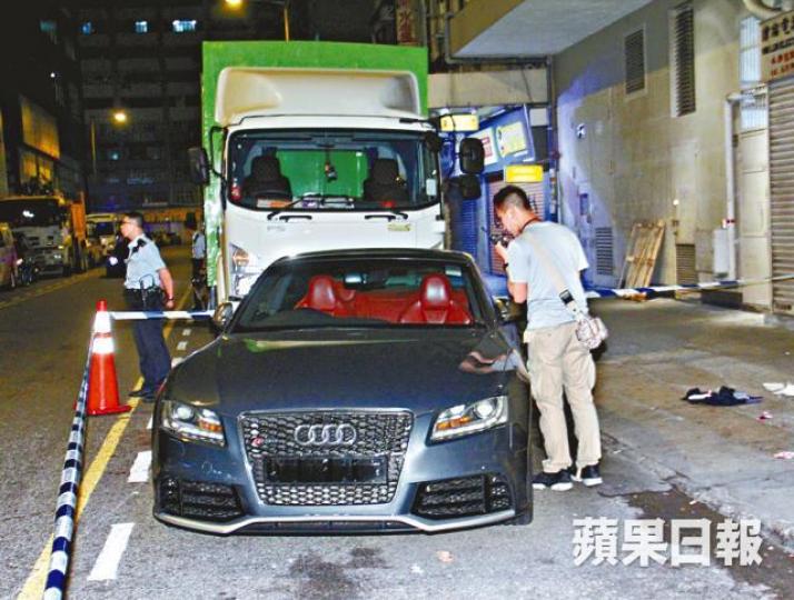 ■Audi跑車被偷走車牌,警方封鎖現場調查。唐家輝攝 ■Audi跑車被偷走車牌,警方封鎖現場調查。唐家輝攝