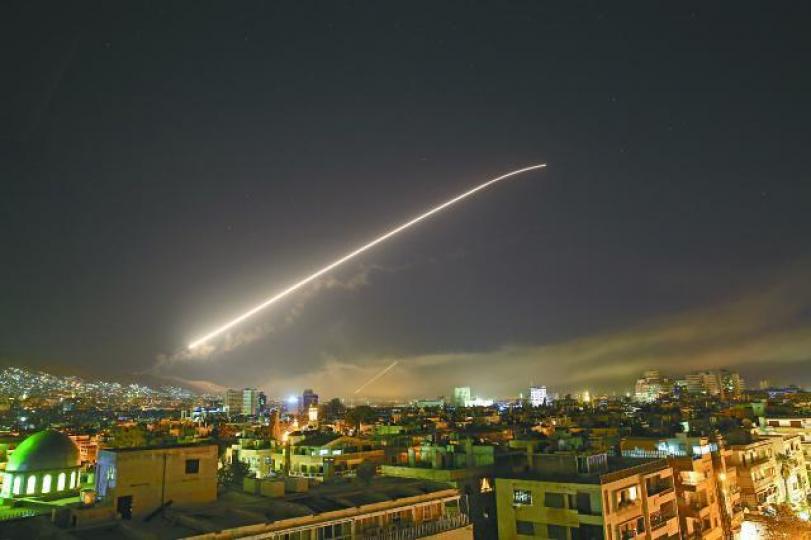 ■美英法三國出動戰艦和戰機轟炸大馬士革等地多個目標,敍利亞以防空導彈應對。 美聯社■美巡洋艦向目標發射戰斧巡航導彈。路透社 ■美英法三國出動戰艦和戰機轟炸大馬士革等地多個目標,敍利亞以防空導彈應對。 美聯社■美巡洋艦向目標發射戰斧巡航導彈。路透社