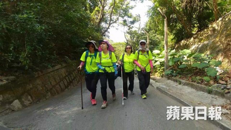 帶路者應讓視障人士握着手肘,彼此保留半個至一個身位,慢慢前行。(陳海威攝)在狹窄山路,領航義工讓視障人士從後抓着背包前行,並提醒留意梯級、樹根等。(陳海威攝)Clara戴黑超主要為避免尷尬,因曾有視障朋友被誤會盯着別人而捱罵,她亦曾被司機誤會為健視者。(彭志行攝)Clara說,即使揮白杖,身體亦有可能撞到障礙物,途人不妨提醒視障人士街上的障礙物或地上的污穢物。(彭志行攝)七年前因患腦腫瘤而雙目失明,Clara學了一年才懂認路和乘車,現在亦少用點字,對商場的摸讀地圖感陌生。(彭志行攝)沾Sir(右 帶路者應讓視障人士握着手肘,彼此保留半個至一個身位,慢慢前行。(陳海威攝)在狹窄山路,領航義工讓視障人士從後抓着背包前行,並提醒留意梯級、樹根等。(陳海威攝)Clara戴黑超主要為避免尷尬,因曾有視障朋友被誤會盯着別人而捱罵,她亦曾被司機誤會為健視者。(彭志行攝)Clara說,即使揮白杖,身體亦有可能撞到障礙物,途人不妨提醒視障人士街上的障礙物或地上的污穢物。(彭志行攝)七年前因患腦腫瘤而雙目失明,Clara學了一年才懂認路和乘車,現在亦少用點字,對商場的摸讀地圖感陌生。(彭志行攝)沾Sir(右