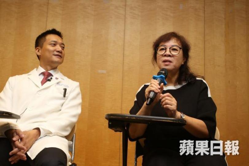 ■馮女士(右)稱因退休導致情緒低落,「心境都未退落嚟,冇嘢做嘅時候,會覺得自己好冇用」。李潤芳攝 ■馮女士(右)稱因退休導致情緒低落,「心境都未退落嚟,冇嘢做嘅時候,會覺得自己好冇用」。李潤芳攝