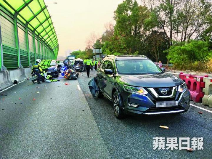 ■警方2月於粉嶺公路以人肉路障截停可疑車輛,3輛私家車無辜被撞毀。 ■警方2月於粉嶺公路以人肉路障截停可疑車輛,3輛私家車無辜被撞毀。