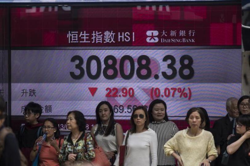 ■現在談港元弱勢對港股帶來的影響,言之尚早。資料圖片 ■現在談港元弱勢對港股帶來的影響,言之尚早。資料圖片