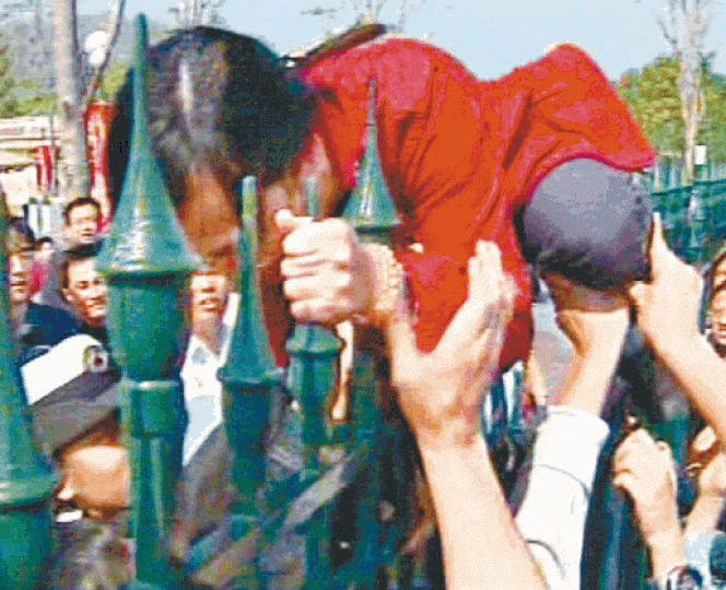 ■2006年大年初四迪士尼樂園因人數爆滿落閘,大批內地客鼓譟,有人更攀爬鐵閘硬闖。有線電視畫面■2012年,D&G禁拍照事件激起大批港人到店外示威。 ■2006年大年初四迪士尼樂園因人數爆滿落閘,大批內地客鼓譟,有人更攀爬鐵閘硬闖。有線電視畫面■2012年,D&G禁拍照事件激起大批港人到店外示威。