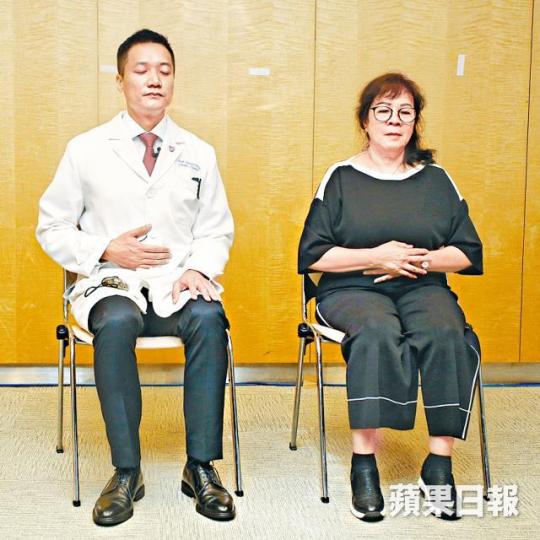 ■黃仰山教授(左)與曾患抑鬱的馮女士示範靜觀練習。李潤芳攝 ■黃仰山教授(左)與曾患抑鬱的馮女士示範靜觀練習。李潤芳攝