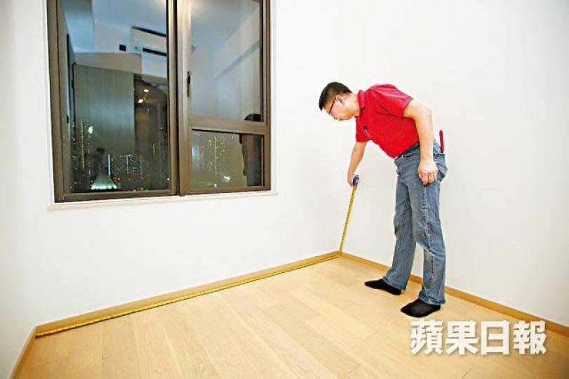■詹Sir實地度尺睡房牆距,結果一邊2,080毫米,另一邊2,070毫米,相差10毫米。■薈晴露台一連三塊空心磚,令鋪磚項目評分捧蛋。晉平安攝 ■詹Sir實地度尺睡房牆距,結果一邊2,080毫米,另一邊2,070毫米,相差10毫米。■薈晴露台一連三塊空心磚,令鋪磚項目評分捧蛋。晉平安攝
