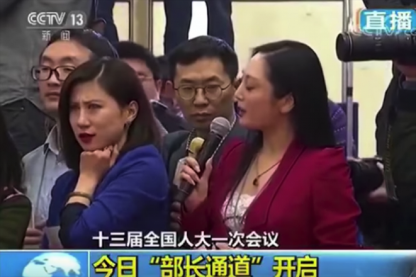 ■早前中國網路瘋傳一段短片,紅衣女記者在兩會冗長提問時,被身旁的藍衣女記者連翻白眼。互聯網 ■早前中國網路瘋傳一段短片,紅衣女記者在兩會冗長提問時,被身旁的藍衣女記者連翻白眼。互聯網