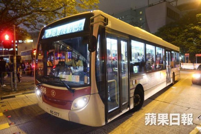 ■港鐵調整接駁巴士車長薪酬及津貼。 ■港鐵調整接駁巴士車長薪酬及津貼。