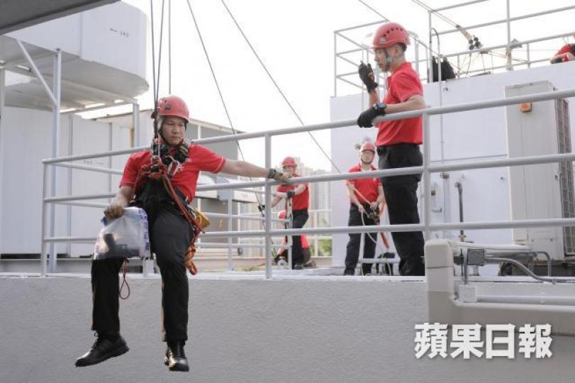 ■高空工作隊隊員除會親自出動,有時候亦要為警察同事設置繩索,即使無任何攀爬經驗的警員,亦可以安全到複雜地形進行搜證等工作。王心義攝 ■高空工作隊隊員除會親自出動,有時候亦要為警察同事設置繩索,即使無任何攀爬經驗的警員,亦可以安全到複雜地形進行搜證等工作。王心義攝