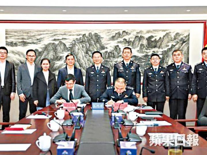 ■上月商湯創辦人湯曉鷗與深圳公安簽訂協議,推動將人工智能技術加強應用在深圳公安系統。互聯網 ■上月商湯創辦人湯曉鷗與深圳公安簽訂協議,推動將人工智能技術加強應用在深圳公安系統。互聯網