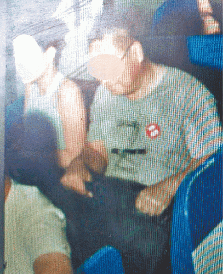 ■女子早前於社交網稱玩過山車期間,疑遭鄰座胖男「批踭」非禮。互聯網 ■女子早前於社交網稱玩過山車期間,疑遭鄰座胖男「批踭」非禮。互聯網
