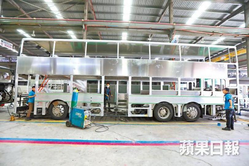 ■新紅巴車頂及上層地板的鋁板中,加入合成物料夾層。朱永倫攝紅巴2.0新座椅LCD屏防撞墊 ■新紅巴車頂及上層地板的鋁板中,加入合成物料夾層。朱永倫攝紅巴2.0新座椅LCD屏防撞墊
