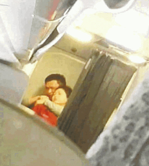 ■機上乘客拍到男子挾持空姐一刻。互聯網■鄭州新鄭國際機場有大批警車在停機坪戒備。 互聯網 ■機上乘客拍到男子挾持空姐一刻。互聯網■鄭州新鄭國際機場有大批警車在停機坪戒備。 互聯網