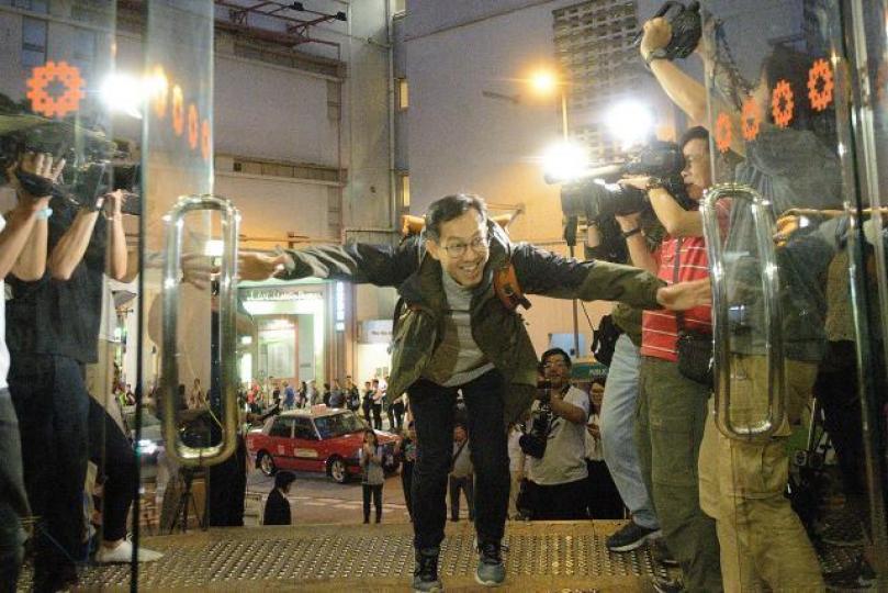 ■一個為交居屋表格而飛身仆入房委會的人登頭條,或者是現今樓市的寫照。資料圖片 ■一個為交居屋表格而飛身仆入房委會的人登頭條,或者是現今樓市的寫照。資料圖片